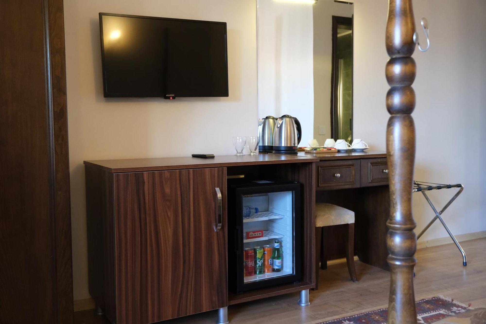 Deluxe Double Room with Side Sea View